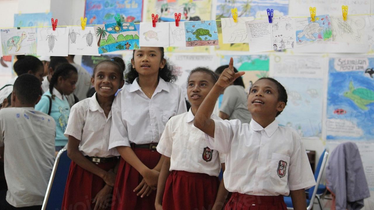 Siswa sedang belajar di dalam kelas bersama guru di sebuah sekolah di Indonesia